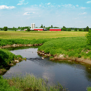 Une rivière à coté d’une ferme