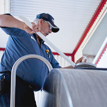 Un homme examine le lait